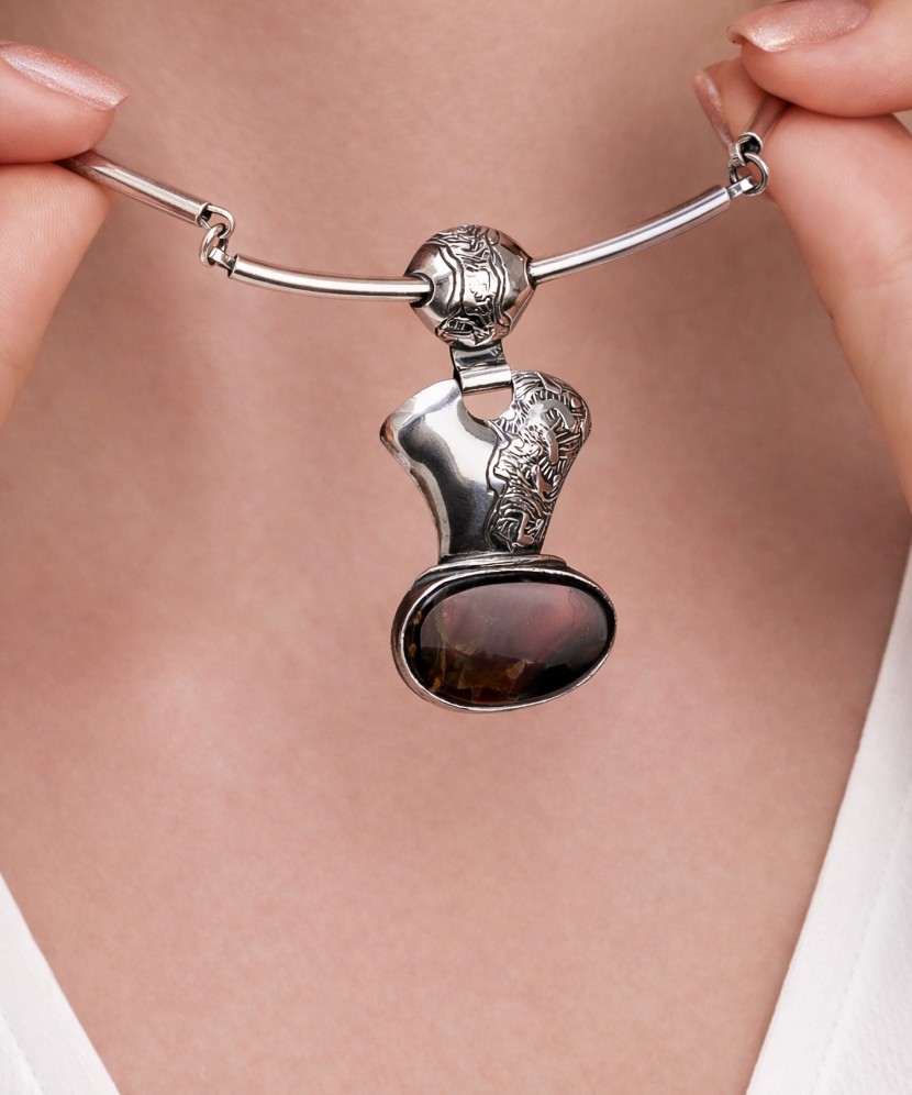 Silver necklace with labradorite pendant