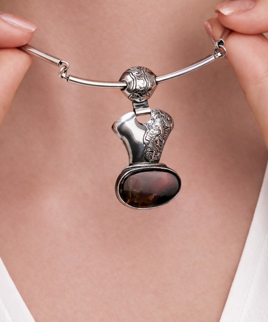 Hopeinen kaulakoru labradoriittiriipuksella