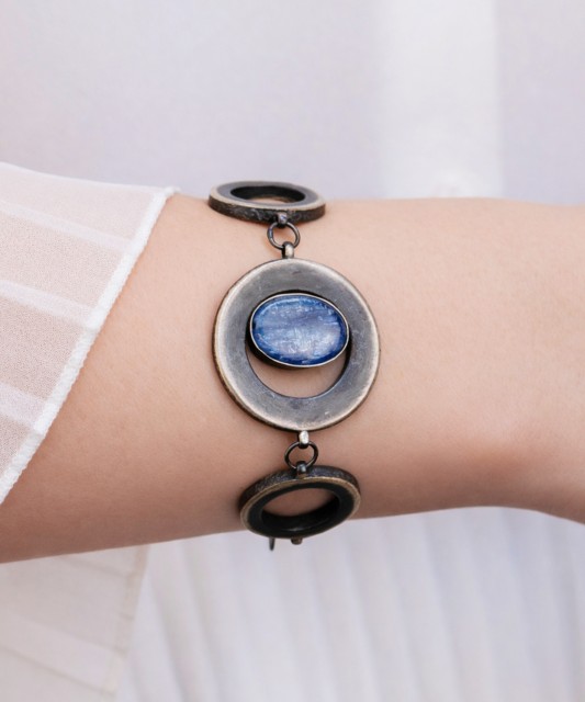 Silver bracelet with kyanite