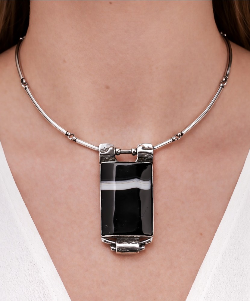 Hopeinen kaulakoru akaattiriipuksella