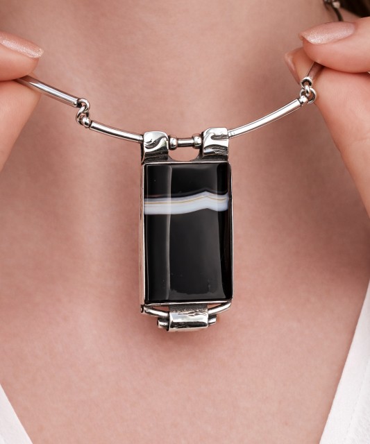 Silver necklace with agate pendant