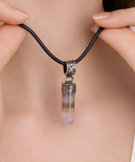 Hopea riipus ametistilla ja zirkoneilla