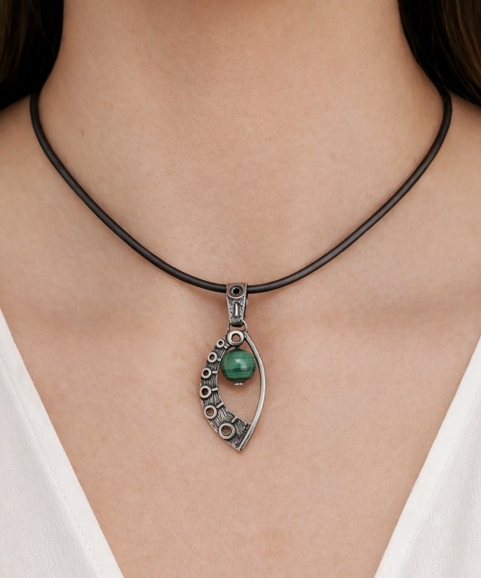 Sterling silver pendant with malachite