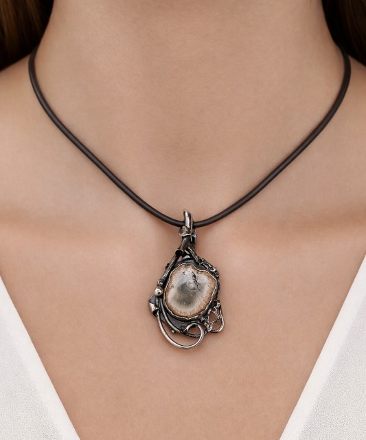 Hopeinen riipus akaasiakivellä