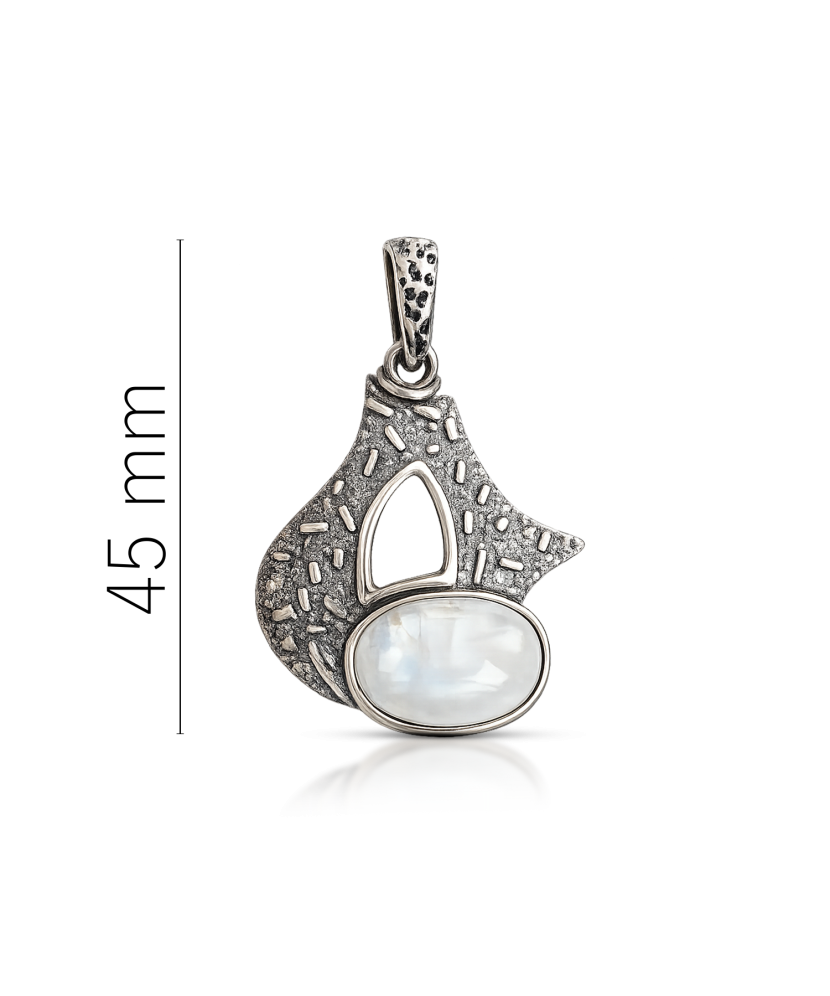 Silver pendant with moonstone