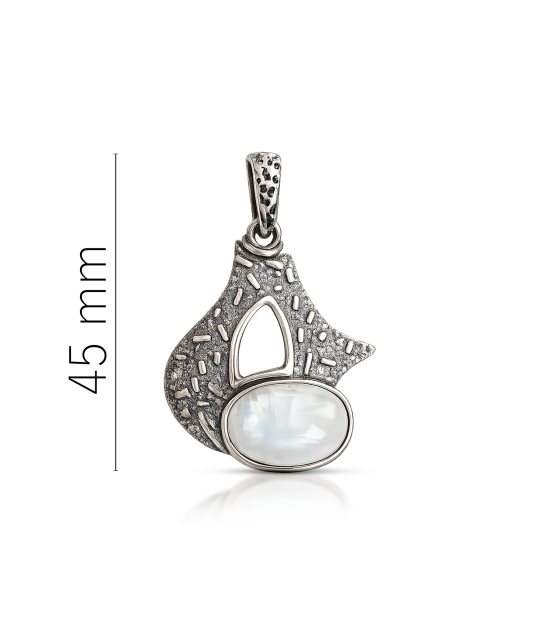 Silver pendant with moonstone