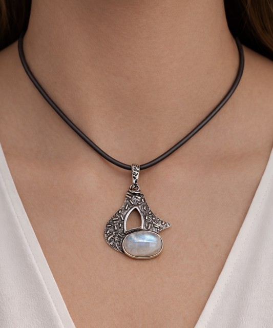 Silver pendant with moonstone