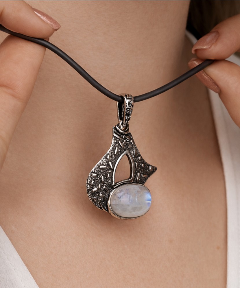 Silver pendant with moonstone