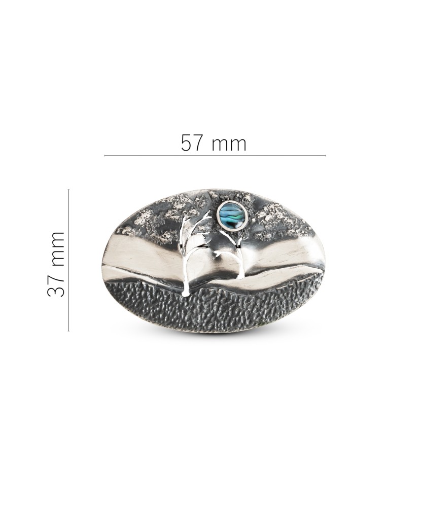 Hopeinen rintaneula helmiäisellä