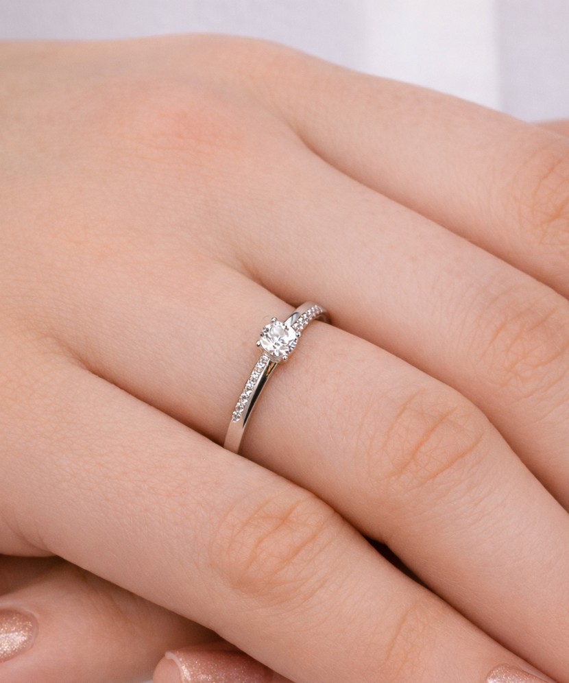 Valkokultasormus zirkoneilla