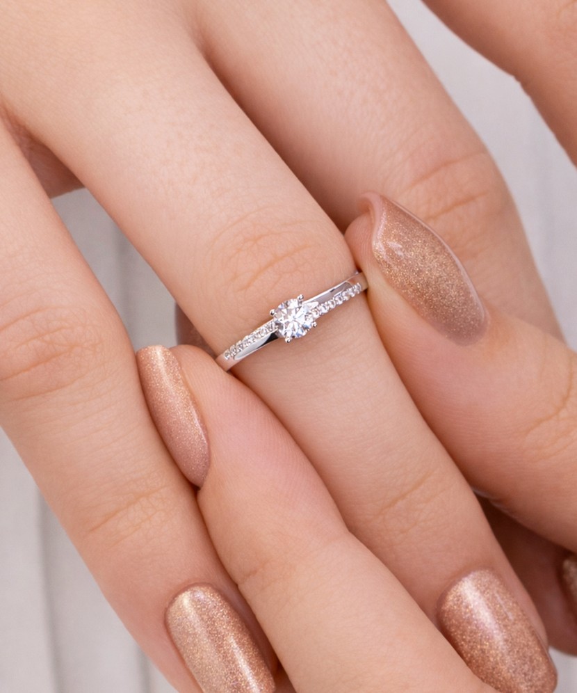 Valkokultasormus zirkoneilla