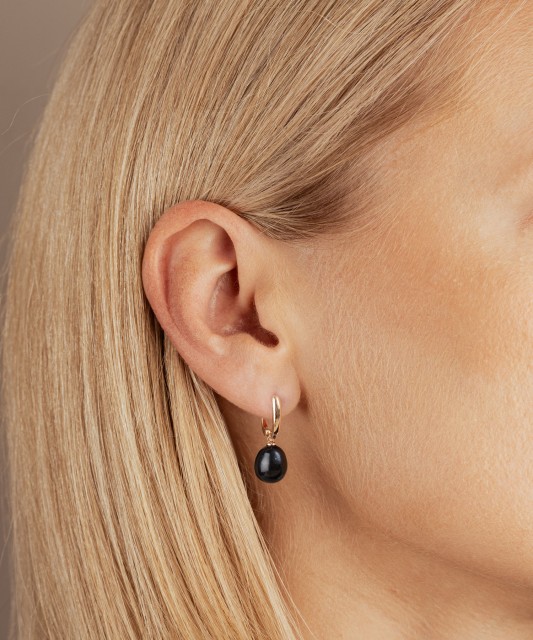 Gold earrings with pearl