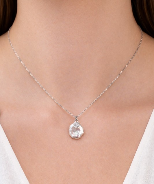 Hopeinen ketju helmiriipuksella ja zirkoneilla