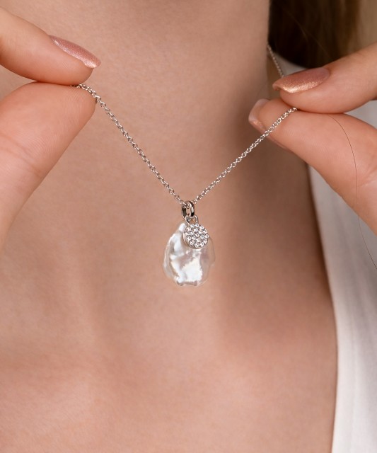 Hopeinen ketju helmiriipuksella ja zirkoneilla