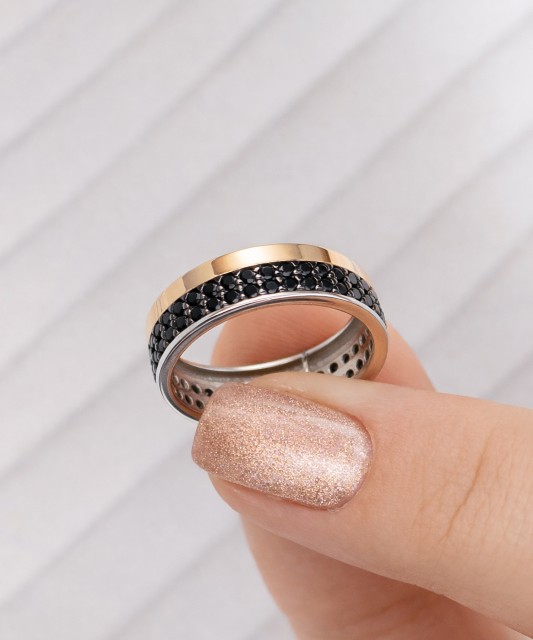 Hopeasormus kullalla peitetty zirkoneilla