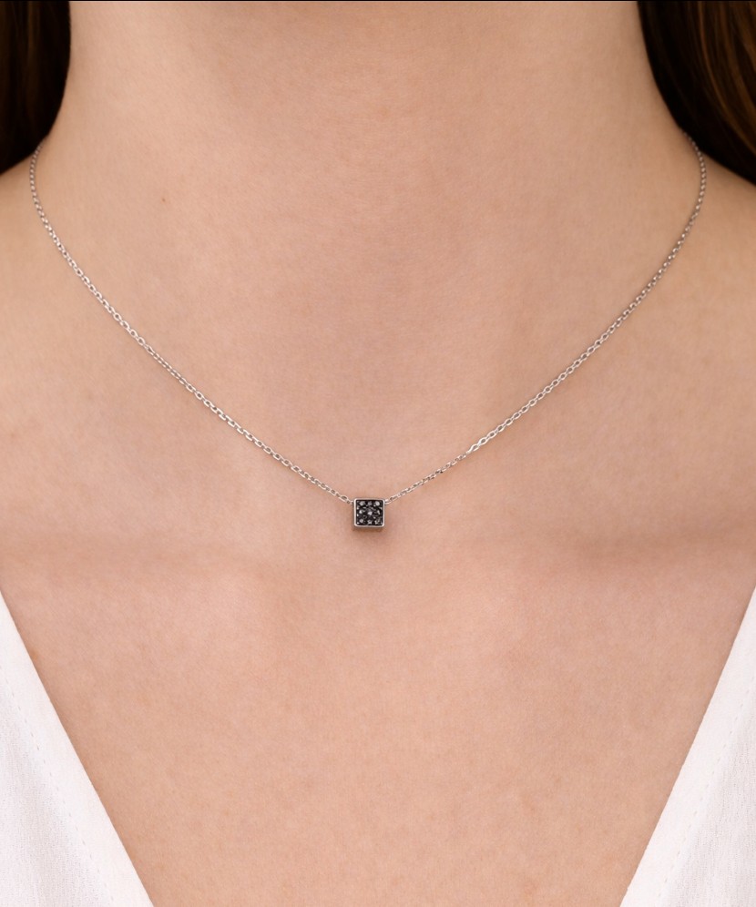 Hopeinen ketju zirkoniriipuksella