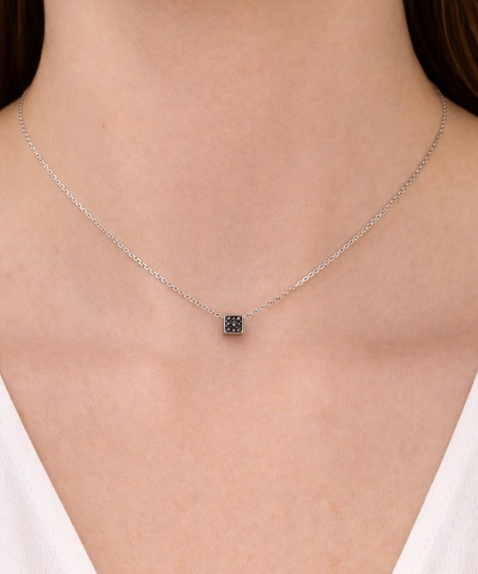 Hopeinen ketju zirkoniriipuksella