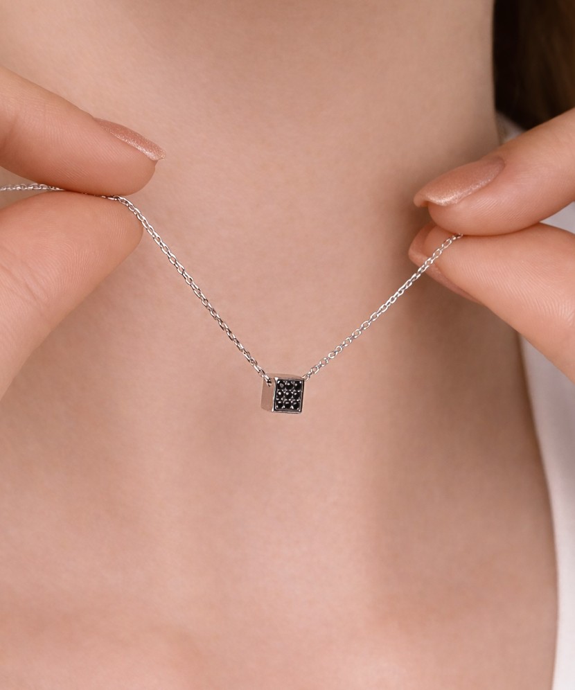 Hopeinen ketju zirkoniriipuksella