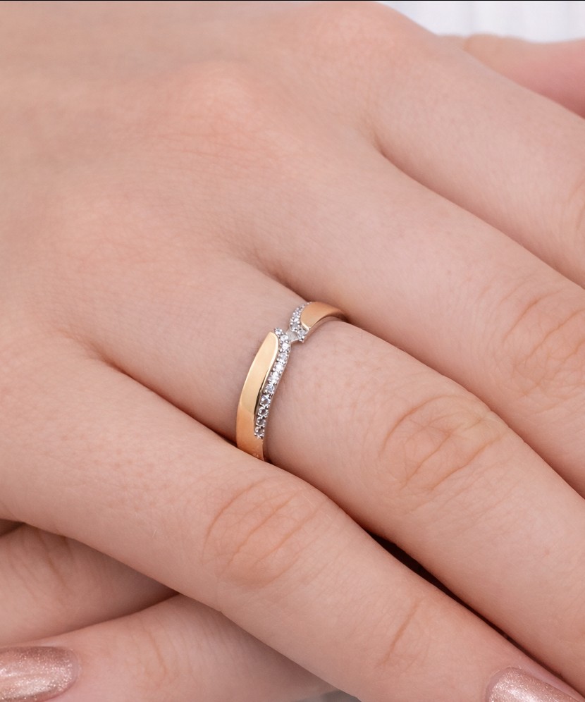 Hopeasormus kullalla peitetty zirkoneilla