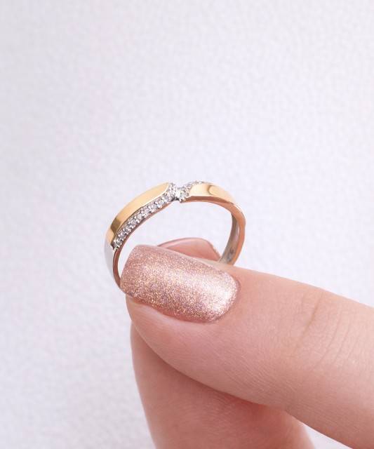 Hopeasormus kullalla peitetty zirkoneilla