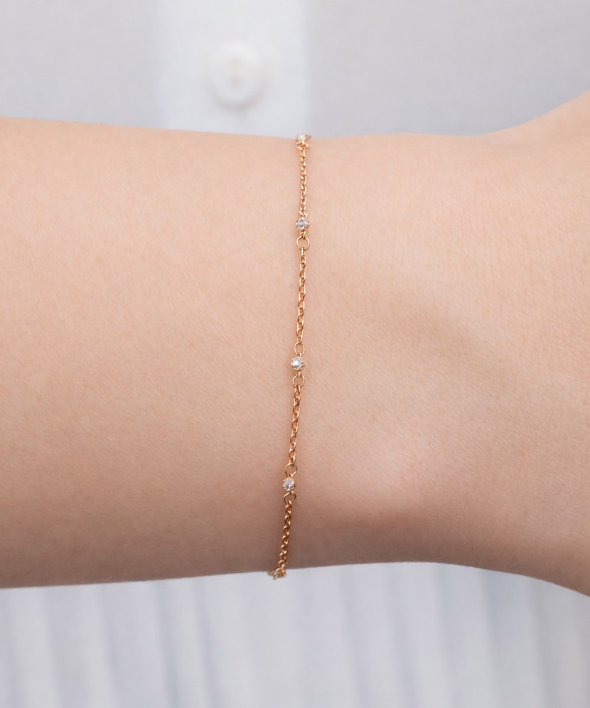 Kultainen rannekoru zirkoneilla