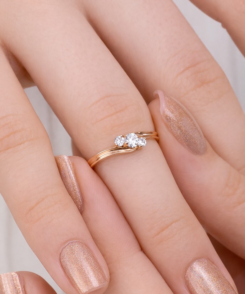 Gold ring with zircons