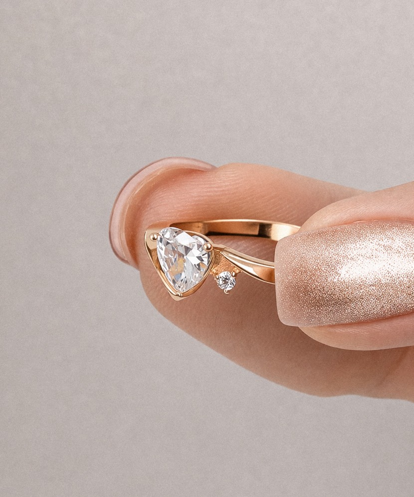 Gold ring with zircons