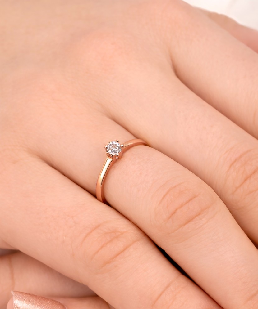 Gold ring with zircons