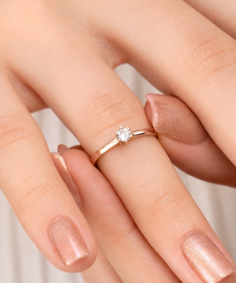 Gold ring with zircons