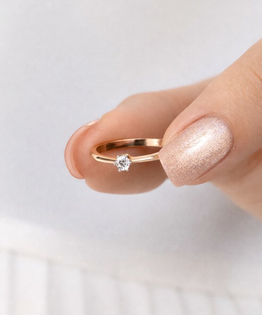 Gold ring with zircons