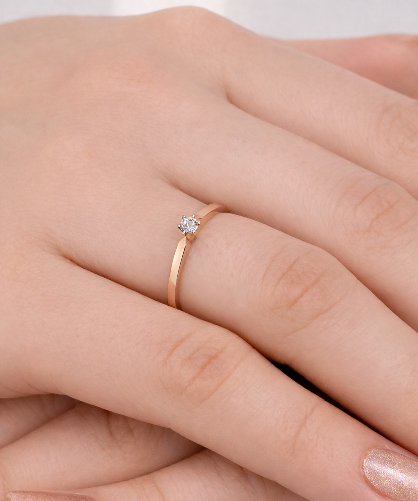 Gold ring with zircons