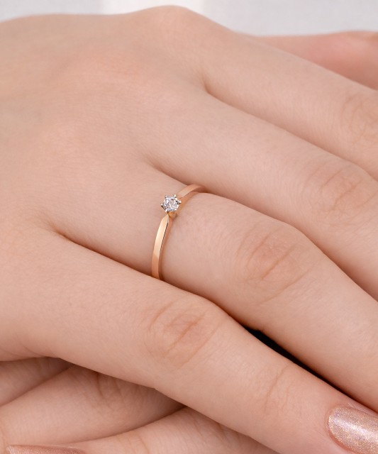 Gold ring with zircons