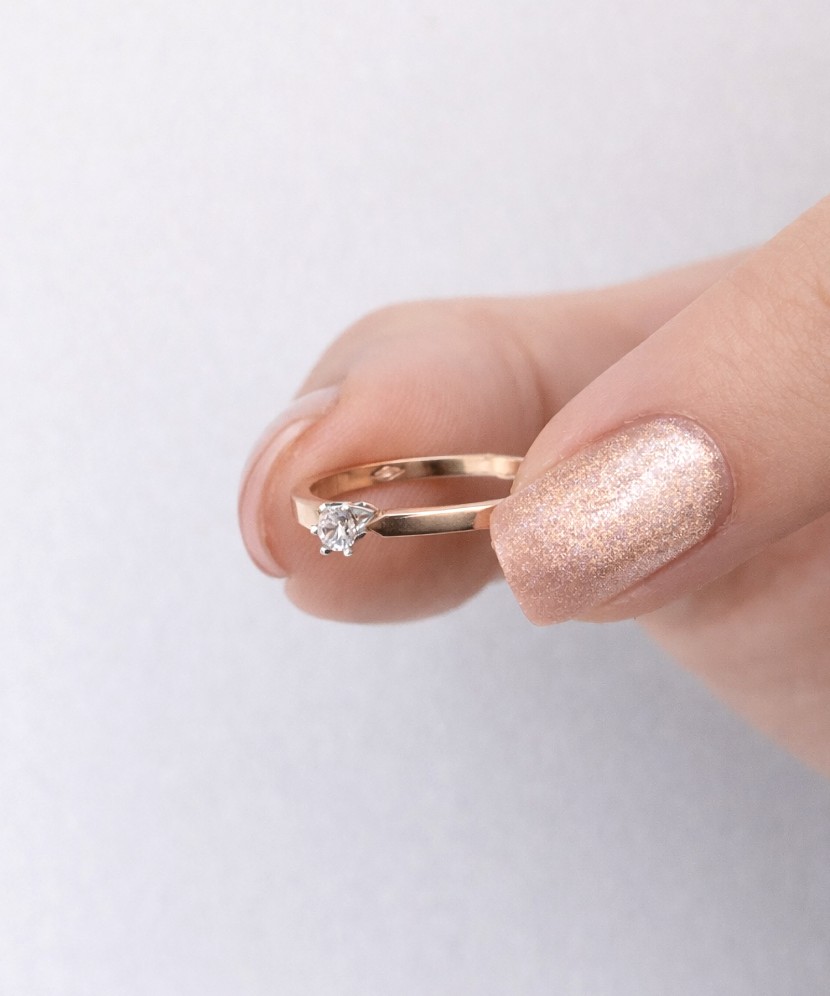 Gold ring with zircons