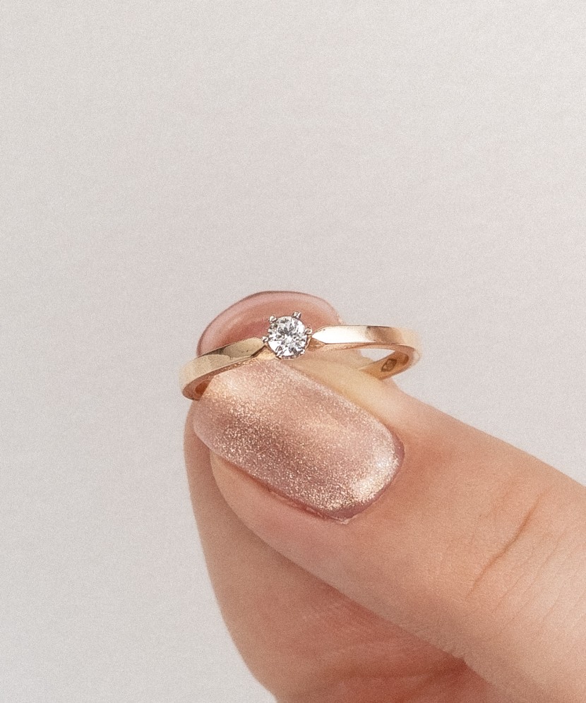 Gold ring with zircons