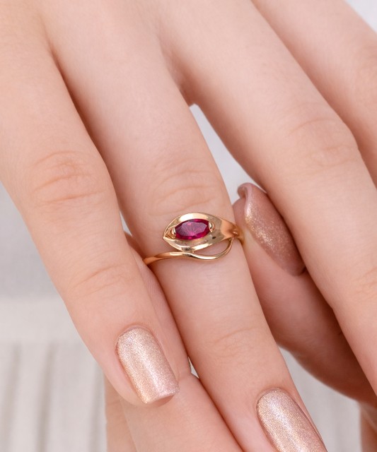 Gold ring with zirconium