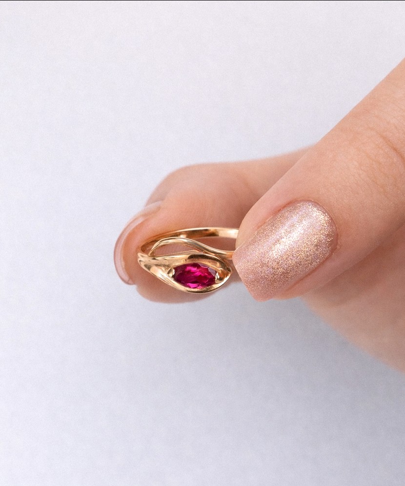 Gold ring with zirconium