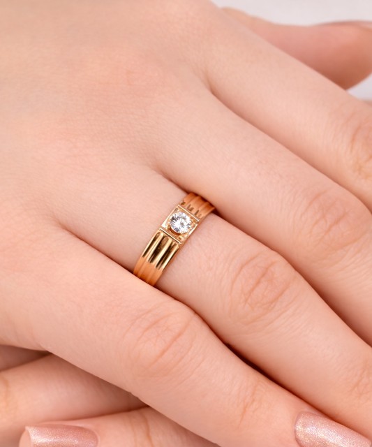 Gold ring with zircons