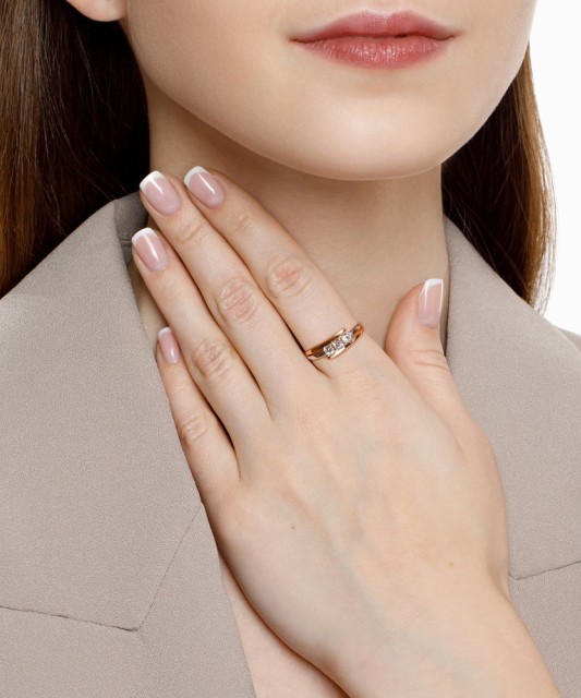 Gold ring with zircons