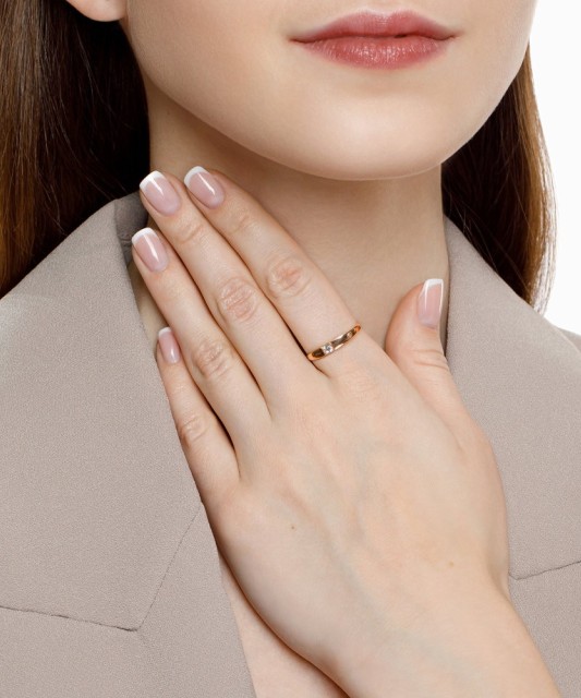 Gold ring with zircons