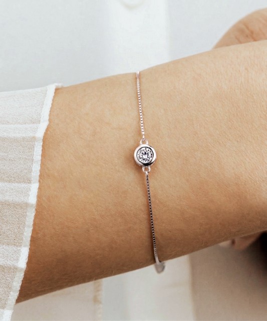 Hopeinen rannekoru zirkoneilla