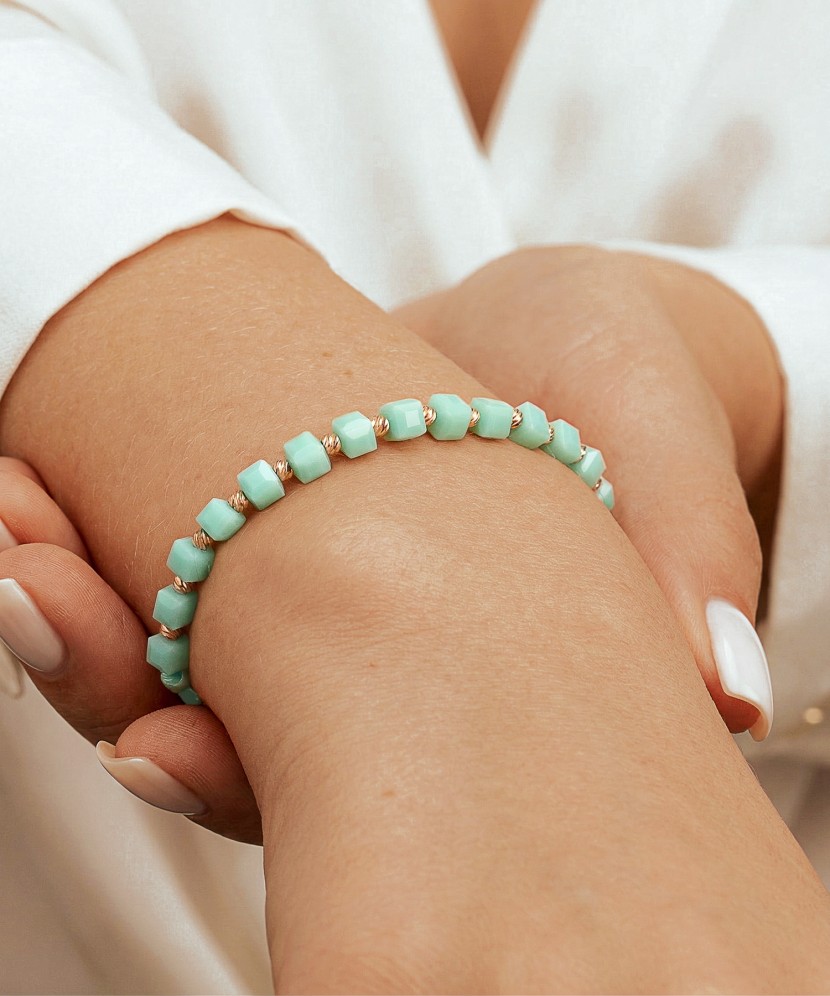 String bracelet with gold and onyxes