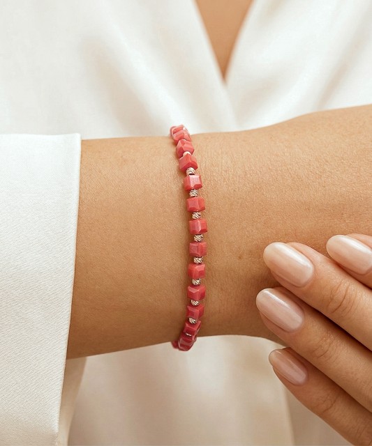 Rannekoru kullalla ja oniksilla