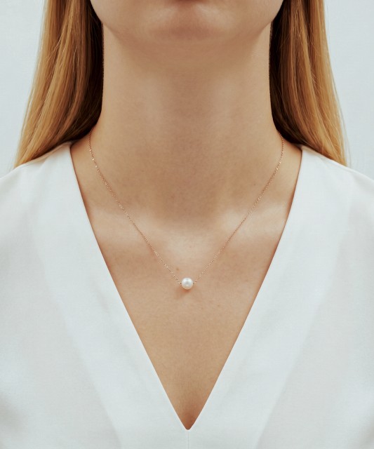 Gold chain with pearl pendant