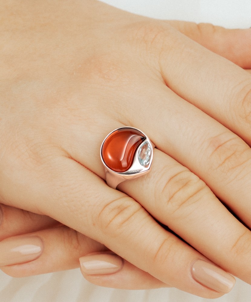 Hopeinen sormus meripihkalla ja topaasilla