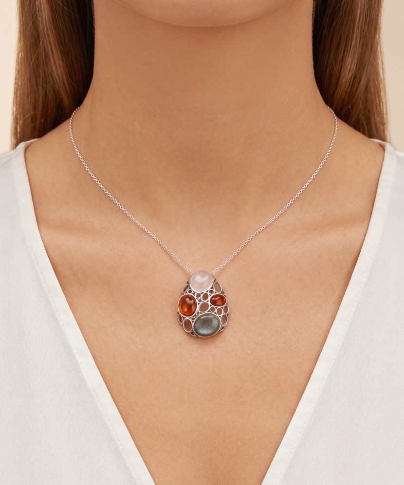 Hopeinen riipus meripihkalla ja labradoriitilla