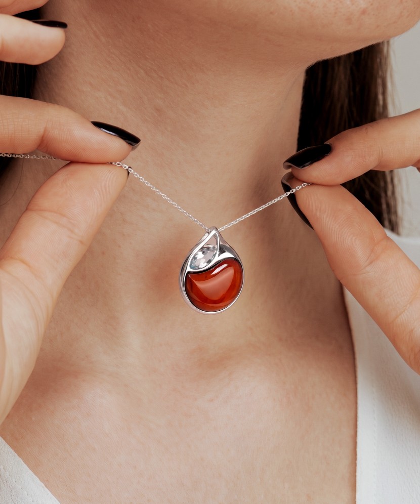 Hopeinen riipus meripihkalla ja topaasilla