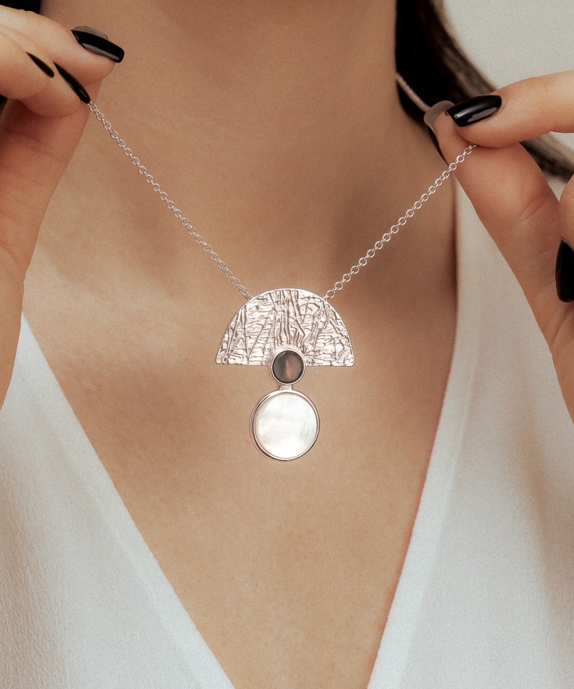 Hopeinen ketju meripihka- ja helmiäisriipuksella