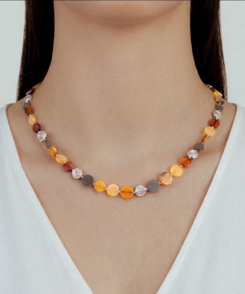 Necklace with amber and wood