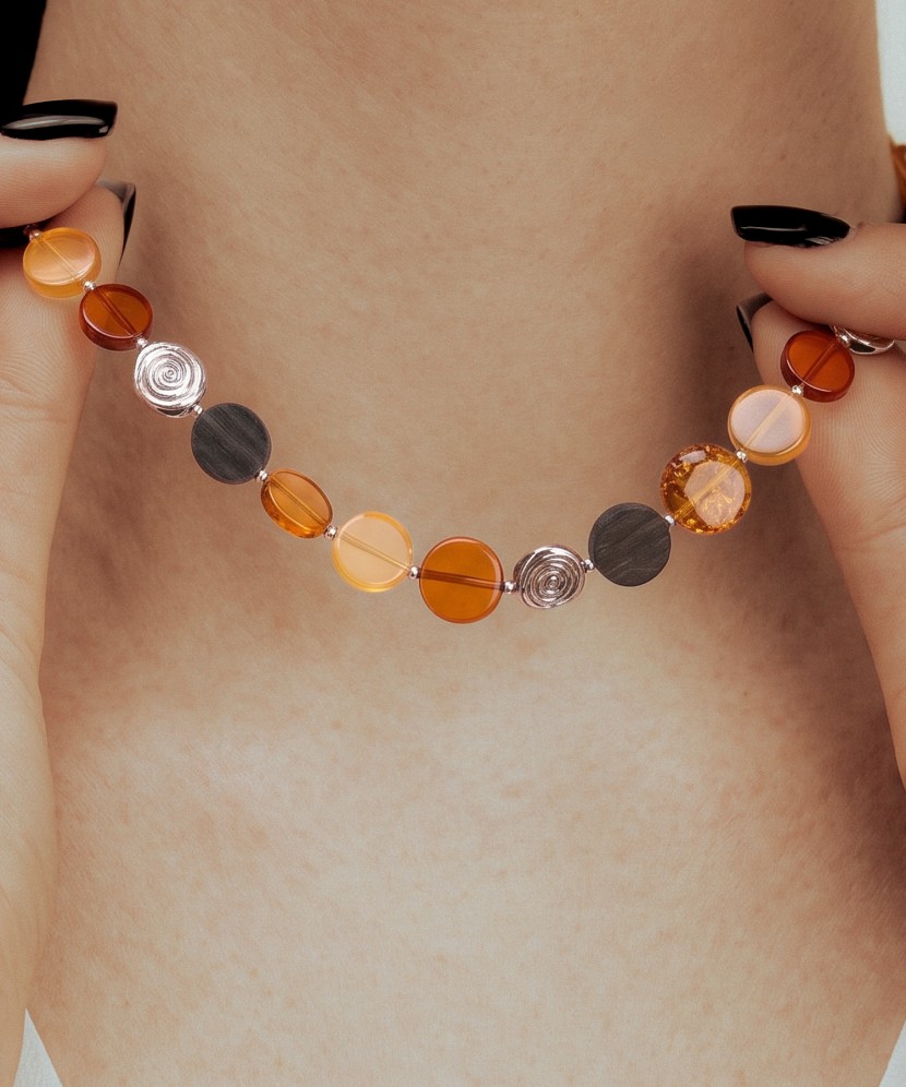 Necklace with amber and wood
