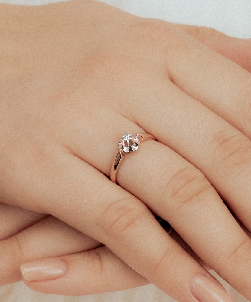 Gold ring with diamond